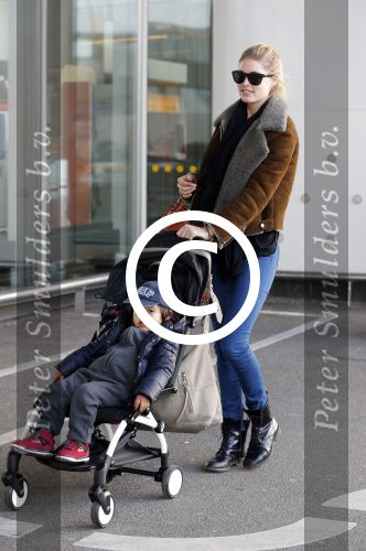 Amsterdam Schiphol 13 maart 2013
Doutzen Kroes en haar zoon Phyllon worden thuis door taxi opgehaald en naar schiphol gebracht.
Peter Smulders bv
