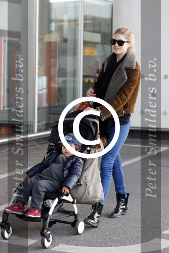 Amsterdam Schiphol 13 maart 2013
Doutzen Kroes en haar zoon Phyllon worden thuis door taxi opgehaald en naar schiphol gebracht.
Peter Smulders bv