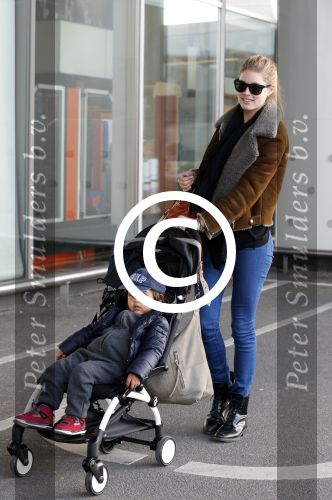 Amsterdam Schiphol 13 maart 2013
Doutzen Kroes en haar zoon Phyllon worden thuis door taxi opgehaald en naar schiphol gebracht.
Peter Smulders bv