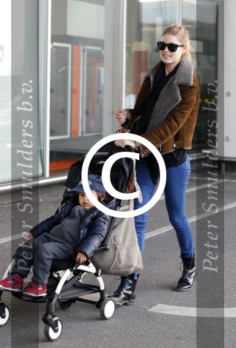 Amsterdam Schiphol 13 maart 2013
Doutzen Kroes en haar zoon Phyllon worden thuis door taxi opgehaald en naar schiphol gebracht.
Peter Smulders bv
