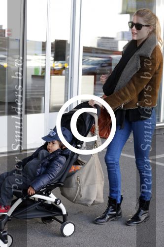 Amsterdam Schiphol 13 maart 2013
Doutzen Kroes en haar zoon Phyllon worden thuis door taxi opgehaald en naar schiphol gebracht.
Peter Smulders bv