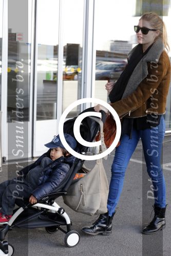 Amsterdam Schiphol 13 maart 2013
Doutzen Kroes en haar zoon Phyllon worden thuis door taxi opgehaald en naar schiphol gebracht.
Peter Smulders bv