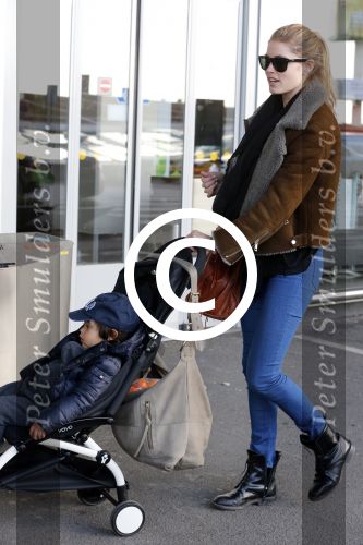Amsterdam Schiphol 13 maart 2013
Doutzen Kroes en haar zoon Phyllon worden thuis door taxi opgehaald en naar schiphol gebracht.
Peter Smulders bv