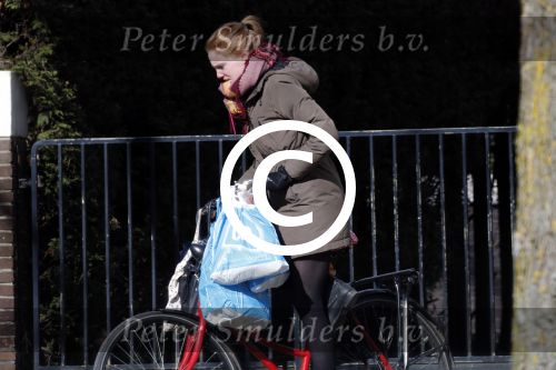 Amsterdam Schiphol 13 maart 2013
Doutzen Kroes en haar zoon Phyllon worden thuis door taxi opgehaald en naar schiphol gebracht. vriendin doutzen
Peter Smulders bv
