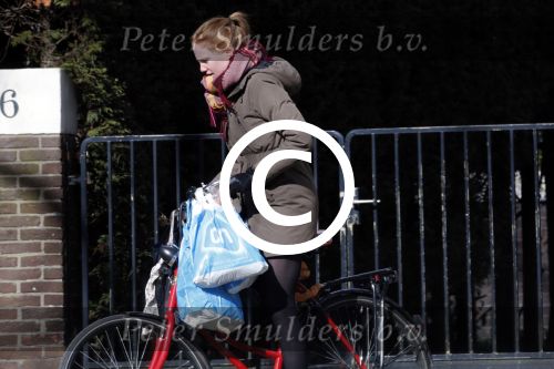 Amsterdam Schiphol 13 maart 2013
Doutzen Kroes en haar zoon Phyllon worden thuis door taxi opgehaald en naar schiphol gebracht. vriendin doutzen
Peter Smulders bv