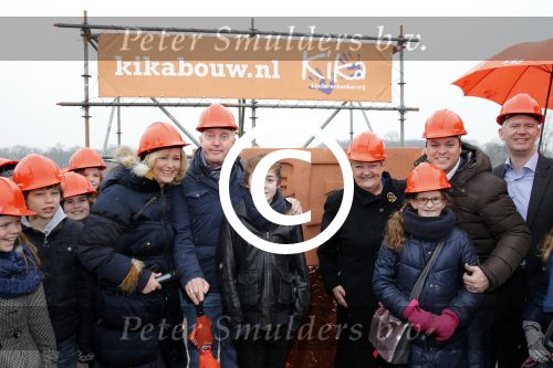 Utrecht 15 maart 2013
Frans Bauer Andre v Duin Antoinette Hertsenberg en Erica Terpstra leggen de eerste steen daar waar het nieuwe Kika kinderziekenhuis moet komen.
Peter Smulders bv