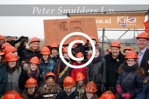 Utrecht 15 maart 2013
Frans Bauer Andre v Duin Antoinette Hertsenberg en Erica Terpstra leggen de eerste steen daar waar het nieuwe Kika kinderziekenhuis moet komen.
Peter Smulders bv