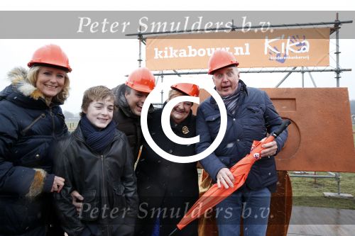 Utrecht 15 maart 2013
Frans Bauer Andre v Duin Antoinette Hertsenberg en Erica Terpstra leggen de eerste steen daar waar het nieuwe Kika kinderziekenhuis moet komen.
Peter Smulders bv