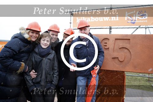 Utrecht 15 maart 2013
Frans Bauer Andre v Duin Antoinette Hertsenberg en Erica Terpstra leggen de eerste steen daar waar het nieuwe Kika kinderziekenhuis moet komen.
Peter Smulders bv