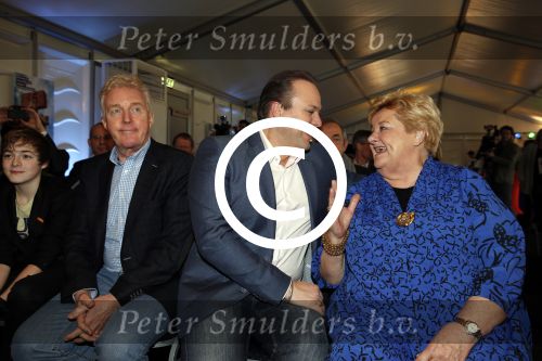Utrecht 15 maart 2013
Frans Bauer Andre v Duin Antoinette Hertsenberg en Erica Terpstra leggen de eerste steen daar waar het nieuwe Kika kinderziekenhuis moet komen.
Peter Smulders bv