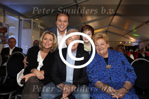 Utrecht 15 maart 2013
Frans Bauer Andre v Duin Antoinette Hertsenberg en Erica Terpstra leggen de eerste steen daar waar het nieuwe Kika kinderziekenhuis moet komen.
Peter Smulders bv