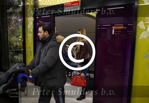 Schiphol 17 maart 2013
Badr Hari en Estelle Cruijff  komen terug van de K1 finale in Zagreb waar Badr zijn voet gebroken heeft . Badr wordt in een rolstoel naar zijn auto gebracht.
Peter Smulders bv