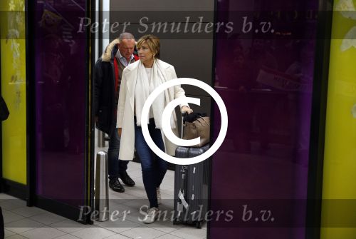 Schiphol 17 maart 2013
Badr Hari en Estelle Cruijff komen terug van de K1 finale in Zagreb waar Badr zijn voet gebroken heeft . Badr wordt in een rolstoel naar zijn auto gebracht. moeder Estelle
Peter Smulders bv