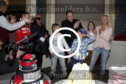Amsterdam 6 maart 2013
Frans Bauer met Mariska Christiaan Frans Lucas en Jan in carre voor zijn 1000e optreden en de 8 e verjaardag van Frans Jr. Mariska heeft de taarten gemaakt.
Peter Smulders bv
