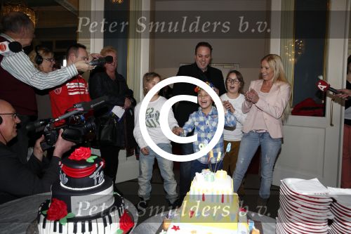 Amsterdam 6 maart 2013
Frans Bauer met Mariska Christiaan Frans Lucas en Jan in carre voor zijn 1000e optreden en de 8 e verjaardag van Frans Jr. Mariska heeft de taarten gemaakt.
Peter Smulders bv