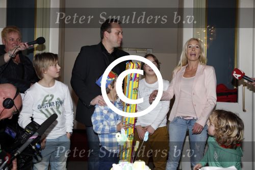 Amsterdam 6 maart 2013
Frans Bauer met Mariska Christiaan Frans Lucas en Jan in carre voor zijn 1000e optreden en de 8 e verjaardag van Frans Jr. Mariska heeft de taarten gemaakt.
Peter Smulders bv