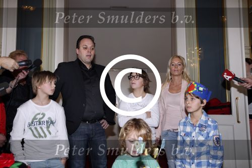 Amsterdam 6 maart 2013
Frans Bauer met Mariska Christiaan Frans Lucas en Jan in carre voor zijn 1000e optreden en de 8 e verjaardag van Frans Jr. Mariska heeft de taarten gemaakt.
Peter Smulders bv