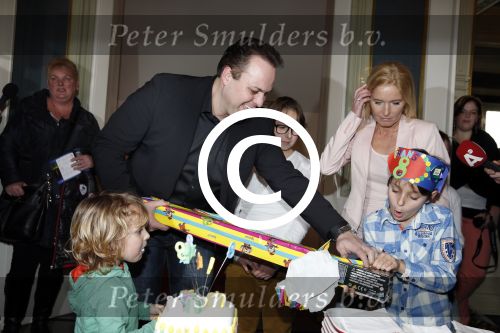 Amsterdam 6 maart 2013
Frans Bauer met Mariska Christiaan Frans Lucas en Jan in carre voor zijn 1000e optreden en de 8 e verjaardag van Frans Jr. Mariska heeft de taarten gemaakt.
Peter Smulders bv