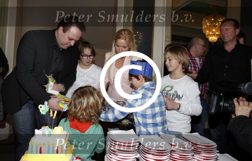 Amsterdam 6 maart 2013
Frans Bauer met Mariska Christiaan Frans Lucas en Jan in carre voor zijn 1000e optreden en de 8 e verjaardag van Frans Jr. Mariska heeft de taarten gemaakt.
Peter Smulders bv