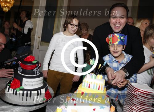 Amsterdam 6 maart 2013
Frans Bauer met Mariska Christiaan Frans Lucas en Jan in carre voor zijn 1000e optreden en de 8 e verjaardag van Frans Jr. Mariska heeft de taarten gemaakt.
Peter Smulders bv