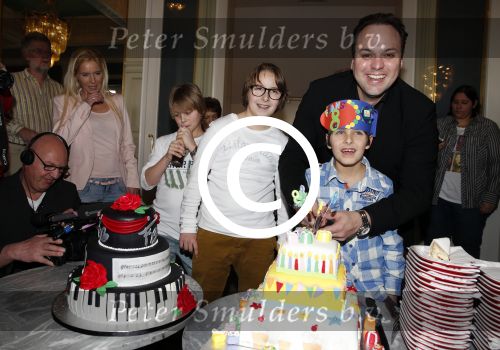Amsterdam 6 maart 2013
Frans Bauer met Mariska Christiaan Frans Lucas en Jan in carre voor zijn 1000e optreden en de 8 e verjaardag van Frans Jr. Mariska heeft de taarten gemaakt.
Peter Smulders bv