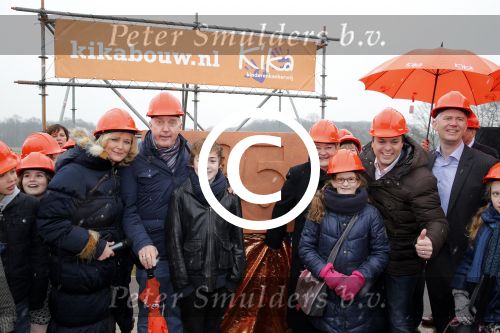 Utrecht 15 maart 2013
Frans Bauer Andre v Duin Antoinette Hertsenberg en Erica Terpstra leggen de eerste steen daar waar het nieuwe Kika kinderziekenhuis moet komen.
Peter Smulders bv