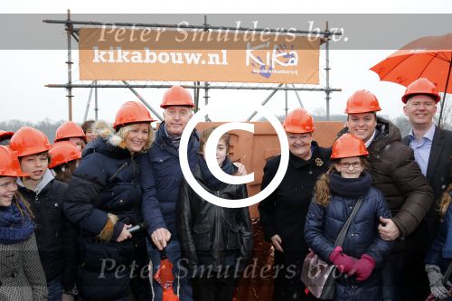 Utrecht 15 maart 2013
Frans Bauer Andre v Duin Antoinette Hertsenberg en Erica Terpstra leggen de eerste steen daar waar het nieuwe Kika kinderziekenhuis moet komen.
Peter Smulders bv