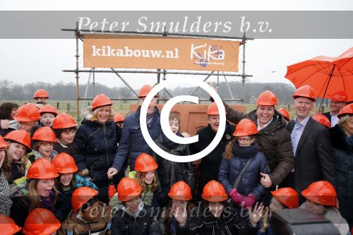 Utrecht 15 maart 2013
Frans Bauer Andre v Duin Antoinette Hertsenberg en Erica Terpstra leggen de eerste steen daar waar het nieuwe Kika kinderziekenhuis moet komen.
Peter Smulders bv
