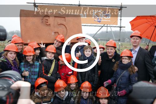 Utrecht 15 maart 2013
Frans Bauer Andre v Duin Antoinette Hertsenberg en Erica Terpstra leggen de eerste steen daar waar het nieuwe Kika kinderziekenhuis moet komen.
Peter Smulders bv