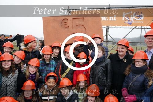 Utrecht 15 maart 2013
Frans Bauer Andre v Duin Antoinette Hertsenberg en Erica Terpstra leggen de eerste steen daar waar het nieuwe Kika kinderziekenhuis moet komen.
Peter Smulders bv