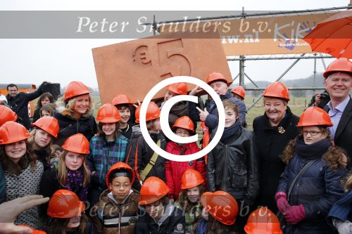 Utrecht 15 maart 2013
Frans Bauer Andre v Duin Antoinette Hertsenberg en Erica Terpstra leggen de eerste steen daar waar het nieuwe Kika kinderziekenhuis moet komen.
Peter Smulders bv