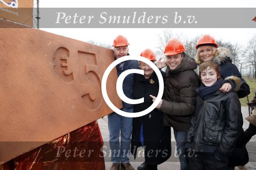 Utrecht 15 maart 2013
Frans Bauer Andre v Duin Antoinette Hertsenberg en Erica Terpstra leggen de eerste steen daar waar het nieuwe Kika kinderziekenhuis moet komen.
Peter Smulders bv