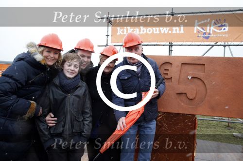 Utrecht 15 maart 2013
Frans Bauer Andre v Duin Antoinette Hertsenberg en Erica Terpstra leggen de eerste steen daar waar het nieuwe Kika kinderziekenhuis moet komen.
Peter Smulders bv