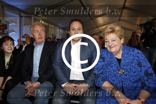 Utrecht 15 maart 2013
Frans Bauer Andre v Duin Antoinette Hertsenberg en Erica Terpstra leggen de eerste steen daar waar het nieuwe Kika kinderziekenhuis moet komen.
Peter Smulders bv