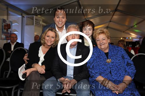 Utrecht 15 maart 2013
Frans Bauer Andre v Duin Antoinette Hertsenberg en Erica Terpstra leggen de eerste steen daar waar het nieuwe Kika kinderziekenhuis moet komen.
Peter Smulders bv