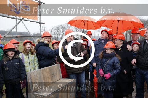 Utrecht 15 maart 2013
Frans Bauer Andre v Duin Antoinette Hertsenberg en Erica Terpstra leggen de eerste steen daar waar het nieuwe Kika kinderziekenhuis moet komen.
Peter Smulders bv