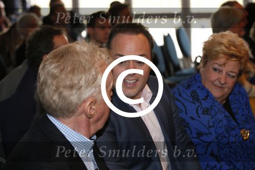 Utrecht 15 maart 2013
Frans Bauer Andre v Duin Antoinette Hertsenberg en Erica Terpstra leggen de eerste steen daar waar het nieuwe Kika kinderziekenhuis moet komen.
Peter Smulders bv