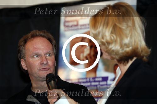 Utrecht 15 maart 2013
Frans Bauer Andre v Duin Antoinette Hertsenberg en Erica Terpstra leggen de eerste steen daar waar het nieuwe Kika kinderziekenhuis moet komen. kika oprichter Frits Hirschstein
Peter Smulders bv