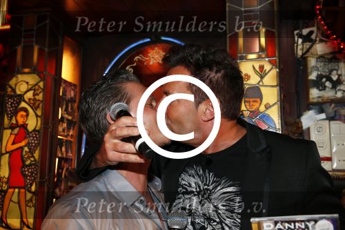 Amsterdam 11 maart 2013
Presentatie cd Danny de Munk uitgereikt door Gerard Joling.
Ook Danny zijn vrouw Jenny en zijn zoon waren aanwezig.
Peter Smulders bv