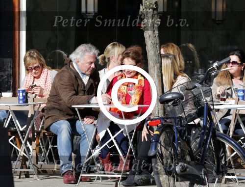 Amsterdam 4 maart 2013
Carolien v d Berg met een vriendin en Huub Stapel  op terras bij George.
Peter Smulders bv