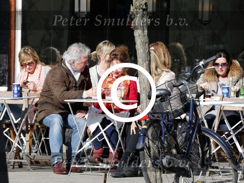 Amsterdam 4 maart 2013
Carolien v d Berg met een vriendin en Huub Stapel  op terras bij George.
Peter Smulders bv