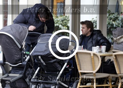 Amsterdam 28 maart 2013
Kai lerby en Jacob Krabbe op terras met hun kinderwagens.
Peter Smulders bv
