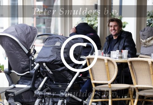 Amsterdam 28 maart 2013
Kai lerby en Jacob Krabbe op terras met hun kinderwagens.
Peter Smulders bv