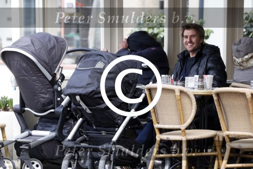 Amsterdam 28 maart 2013
Kai lerby en Jacob Krabbe op terras met hun kinderwagens.
Peter Smulders bv