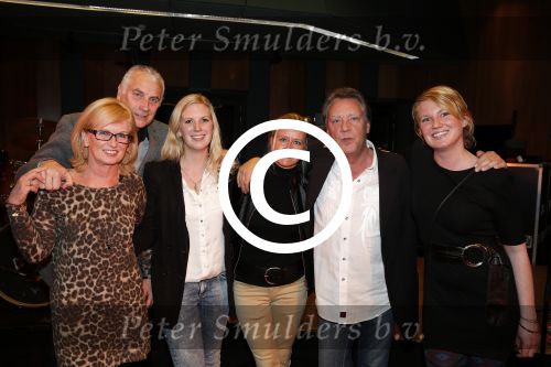Hilversum 6 maart 2013
Presentatie cd Rock@R\'allstars in wisseloord studio\'s met oa Jan Rietman Jan Tuijp Marga Bult Dany Lademacher Ton op t Hof Jan Kooper en Albert Deinum. Jan met dochters met vriendin en ex vrouw Els met vriend Mario v d Ende
Pdeter Smulders bv