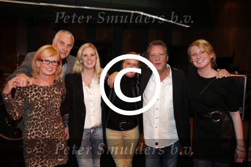 Hilversum 6 maart 2013
Presentatie cd Rock@R\'allstars in wisseloord studio\'s met oa Jan Rietman Jan Tuijp Marga Bult Dany Lademacher Ton op t Hof Jan Kooper en Albert Deinum. Jan met dochters met vriendin en ex vrouw Els met vriend Mario v d Ende
Pdeter Smulders bv