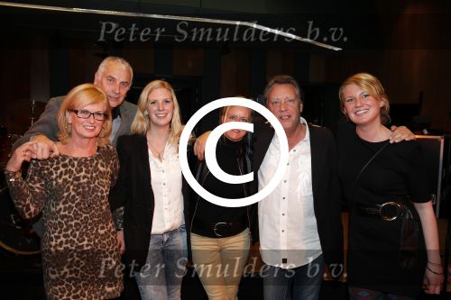 Hilversum 6 maart 2013
Presentatie cd Rock@R\'allstars in wisseloord studio\'s met oa Jan Rietman Jan Tuijp Marga Bult Dany Lademacher Ton op t Hof Jan Kooper en Albert Deinum. Jan met dochters met vriendin en ex vrouw Els met vriend Mario v d Ende
Pdeter Smulders bv