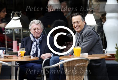 Amsterdam 8 maart 2013
Jan des Bouvrie op terras met een kennis.
Peter Smulders bv