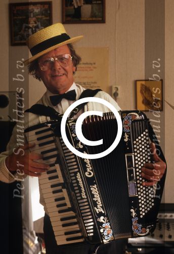 18 Oktober 1991 Jantje Koopmans met zijn vrouw en accordeon
Foto Peter Smulders BV