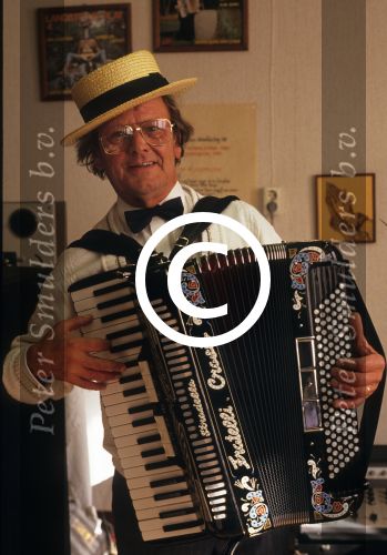 18 Oktober 1991 Jantje Koopmans met zijn vrouw en accordeon
Foto Peter Smulders BV